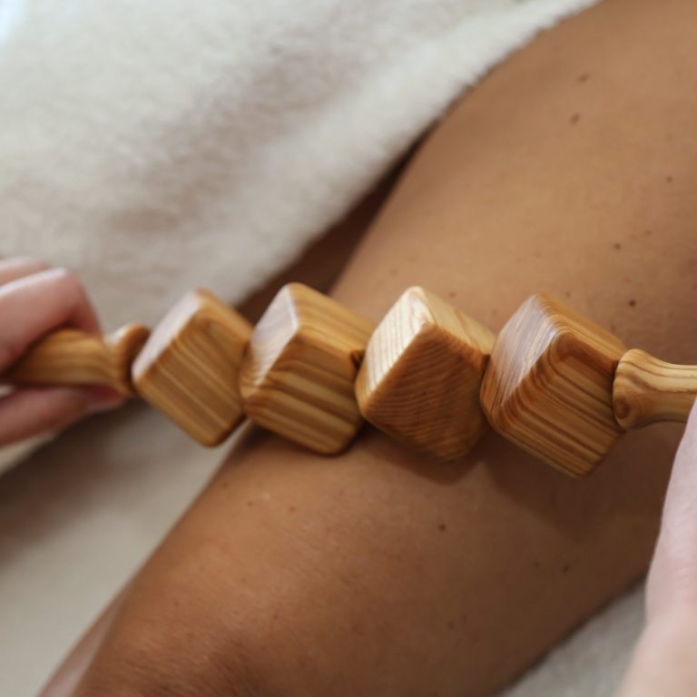 Massage minceur, madérothérapie, massage remodelant, affine la silhouette Madérothérapie, massage remodelant, massage drainant, stimule la circulation lymphatique, lisse les amas graisseux
